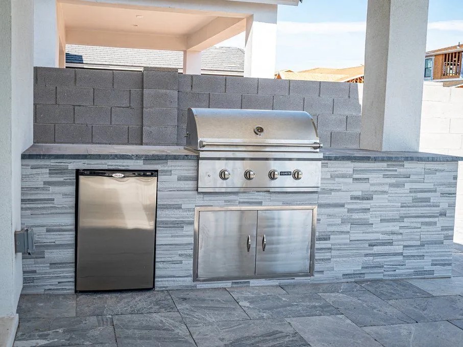 Outdoor kitchen and backyard entertainment space by Canterra Construction